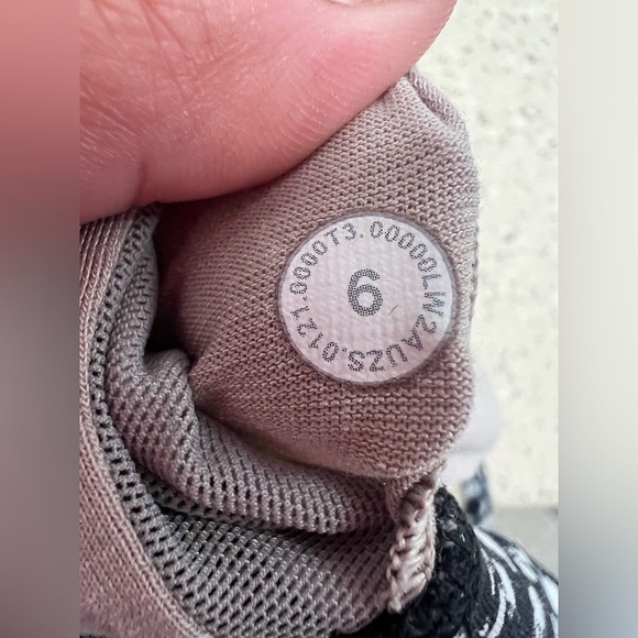 Lululemon Black and White Sports Bra with Racerback(Size 6) - Picture 14 of 17